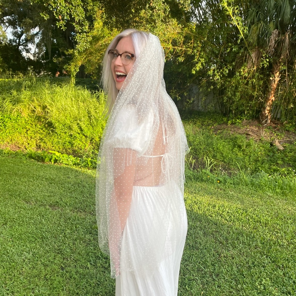 Sara Gabriel Dot Veil in pale ivory, 40” length